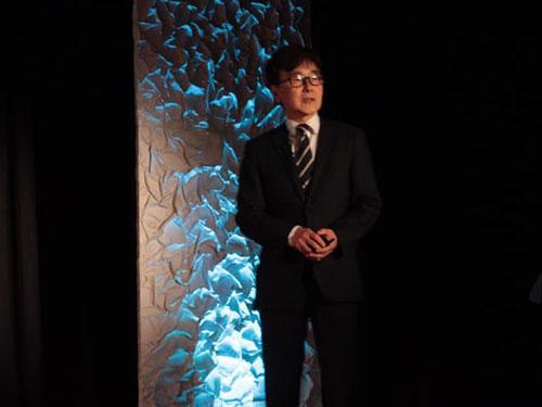 １９年の方針を発表する佐藤社長